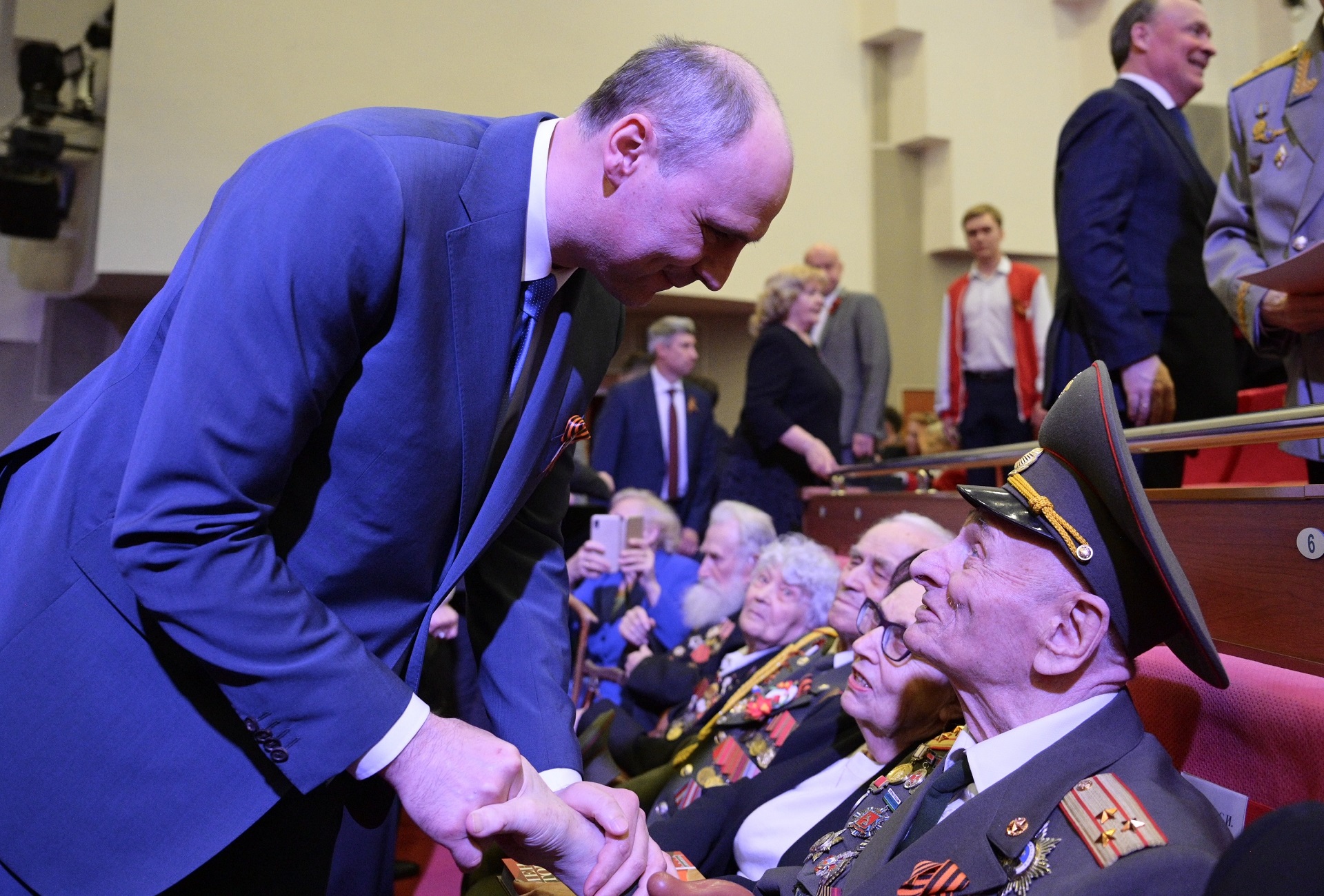 Денис Паслер и Артём Жога поздравили уральцев с наступающим Днём Победы на торжественном собрании