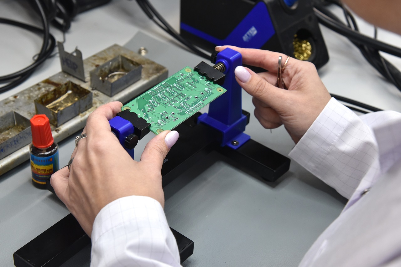 Рабочий компании «Эйрбург» признан лучшим монтажником радиоэлектронной аппаратуры Свердловской области